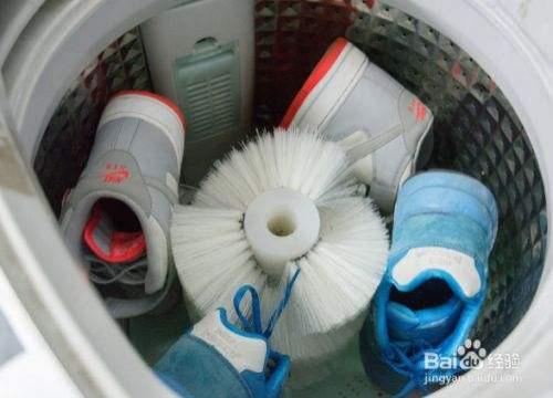 Dịch vụ giặt giày cực hot ở Trung Quốc: Quẹt điện thoại là có người tới cửa lấy giày giặt sạch sẽ thơm tho, thợ gen Z lương cao hơn tân cử nhân - Ảnh 1.