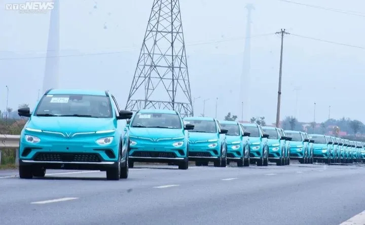 Vừa ra mắt 7 ngày, taxi điện của ông Phạm Nhật Vượng đã tuyển bổ sung tài xế: Lái xe hạng sang lương 14 triệu có nhiều yêu cầu khác biệt bất ngờ so với hạng tiêu chuẩn - Ảnh 1.