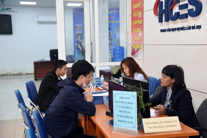 Hà Nội: Hơn 14.000 người đề nghị hưởng trợ cấp thất nghiệp - Ảnh 1.