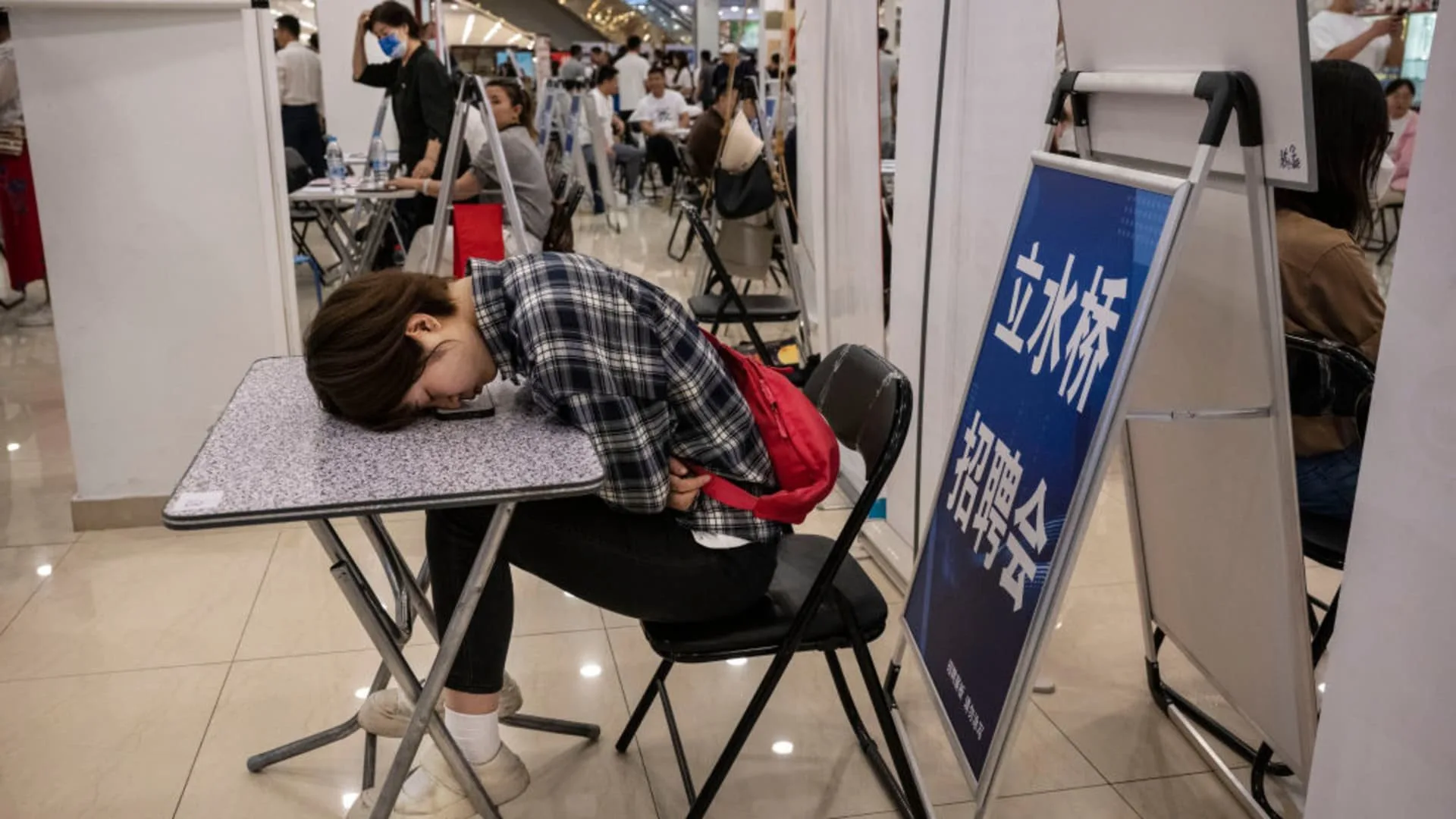 Năm 2023 ‘đáng quên’ của Trung Quốc: Tỷ lệ thanh niên thất nghiệp cao kỷ lục - Ảnh 1.