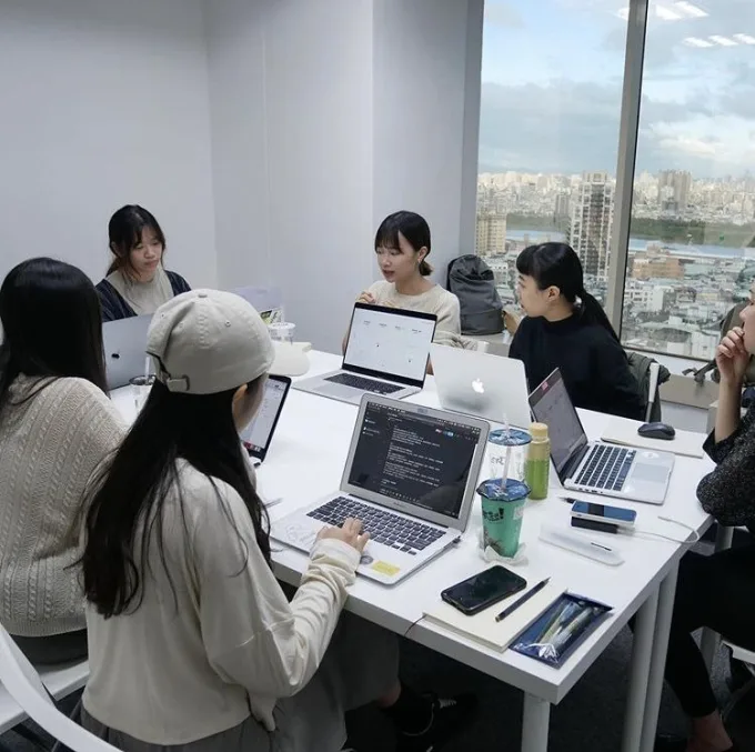 Gen Z ngồi tại văn phòng livestream “bóc phốt” công ty sau 1 tháng đi làm - Ảnh 2.